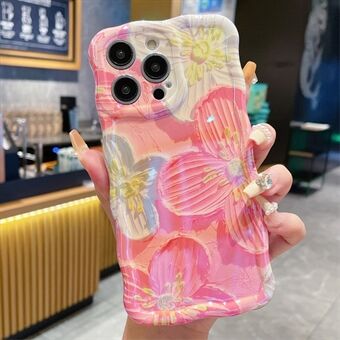 Voor de iPhone 15 Pro, TPU hoesje in het roze met een olieverfschilderij van bloemen en een golvende rand als telefoonhoesje.