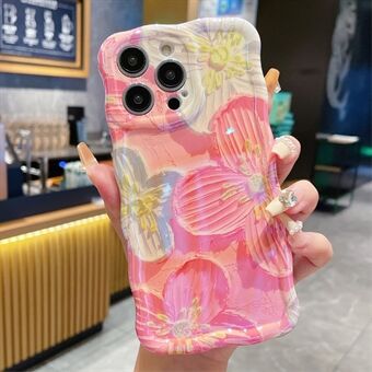 Voor de iPhone 15 Pro Max telefoonhoes in roze met olieverfschilderij bloemmotief en bollende rand.