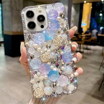 Voor de iPhone 15 Pro Max is er een schokbestendig hoesje met roze strass steentjes ter decoratie en een anti-valrand van TPU materiaal.