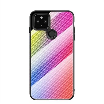 Telefoonhoesje van gehard glas met carbonvezel patroonprint voor Google Pixel 4a 5G.