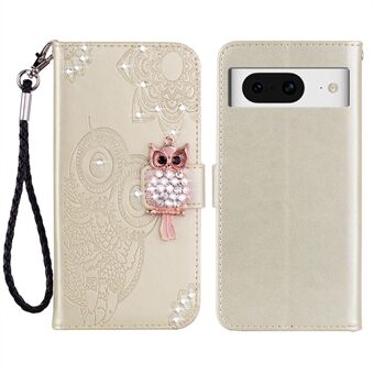 Voor de Google Pixel 8, een hoesje van leer met een opdruk van een uil en bloem, met strass steentjes en een standaard, dat tevens dienst doet als portemonnee.